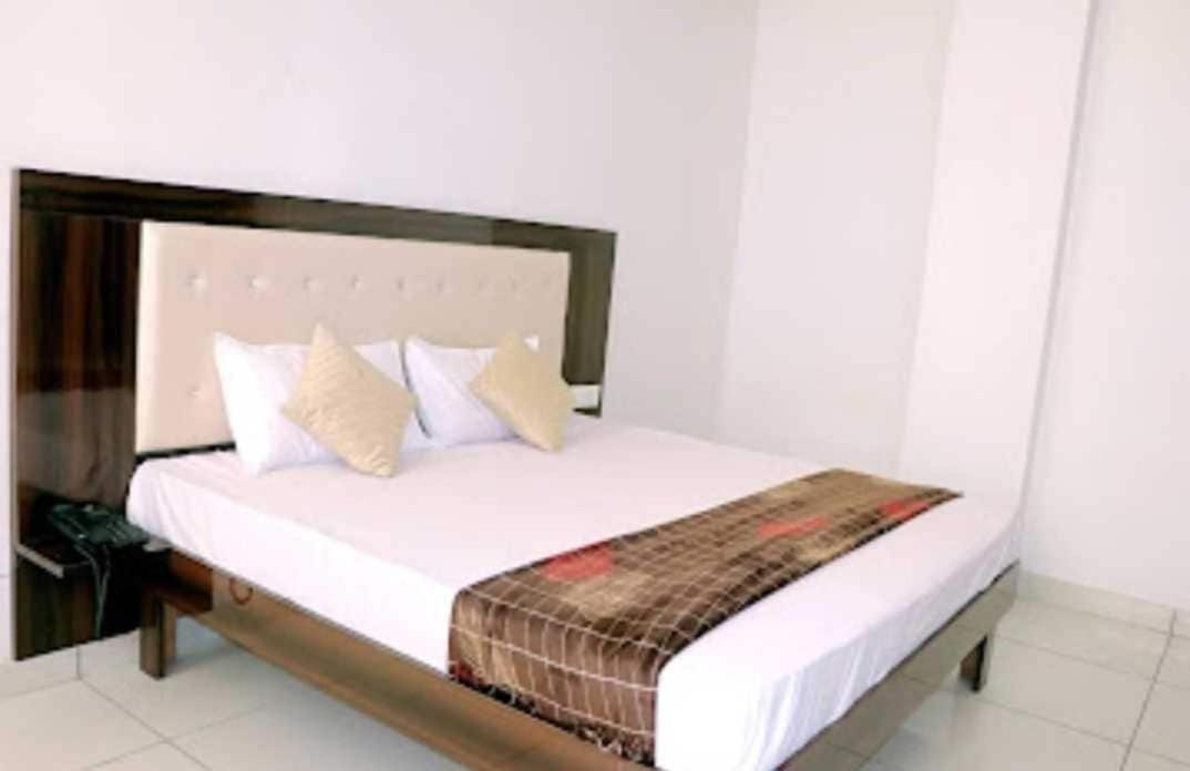 Oyo Palace Hotel Rohtak ภายนอก รูปภาพ